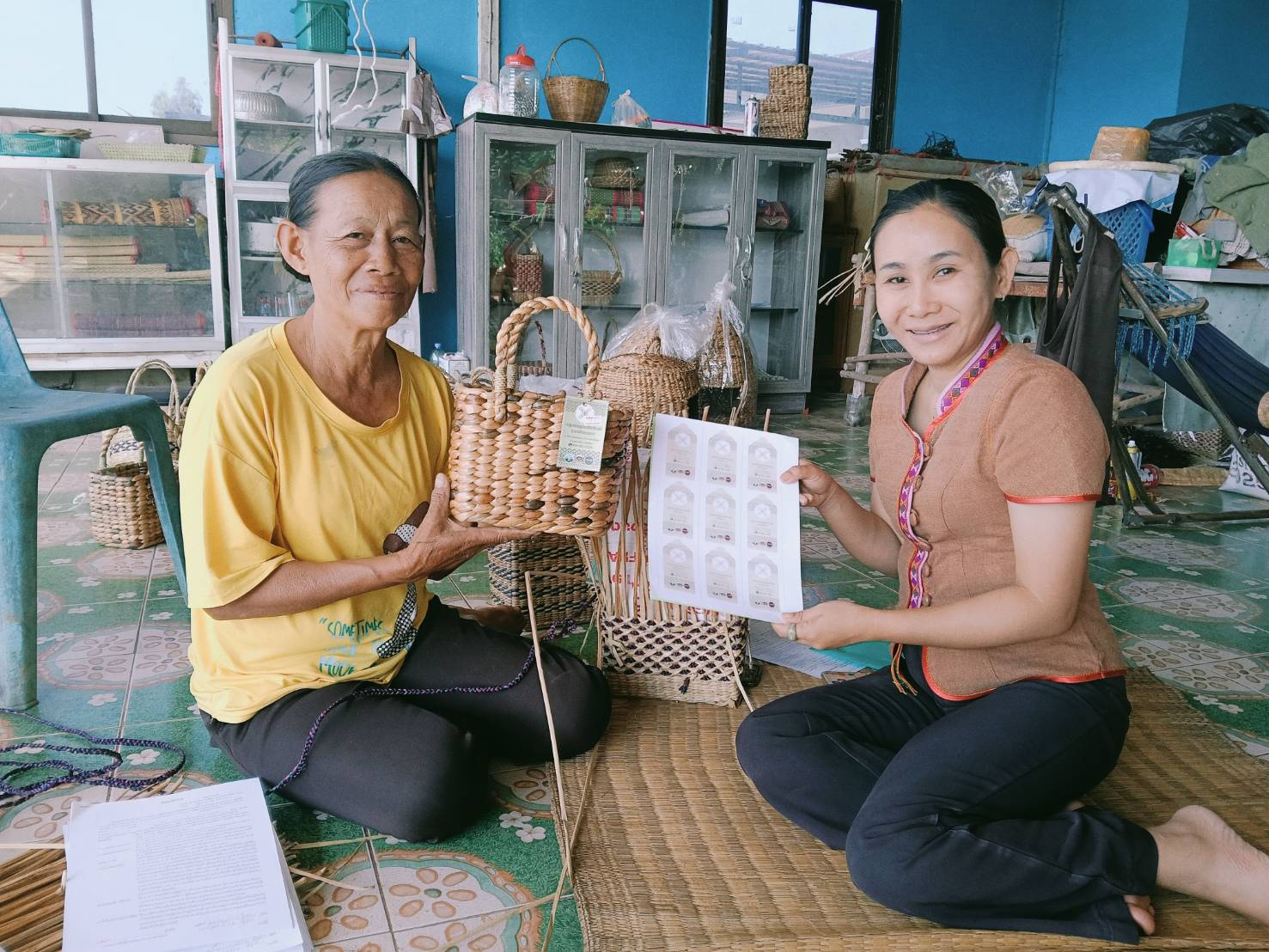 พช.โพนนาแก้ว จ.สกลนคร : ประชาสัมพันธ์และรับสมัครร้านค้า โครงการ “คนละครึ่งพลัส” แก่ผู้ผลิต ผู้ประกอบการหนึ่งตำบล หนึ่งผลิตภัณฑ์ (OTOP)  