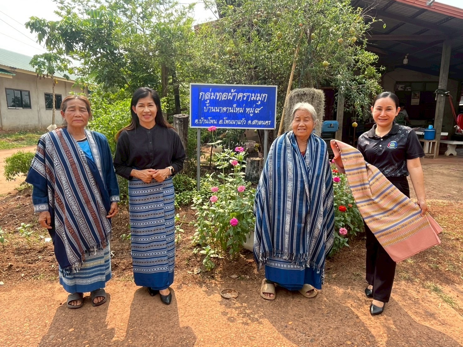 พช.โพนนาแก้ว จ.สกลนคร : ติดตามกลุ่ม OTOP กลุ่มทอผ้าครามมุกบ้านนาจานใหม่หมู่ที่ 9