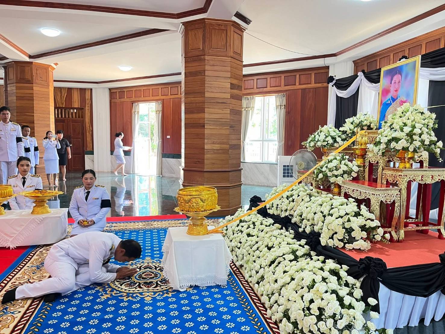 พช.โพนนาแก้ว: เข้าร่วมพิธีถวายน้ำสรงพระศพและลงนามถวายความอาลัย เบื้องหน้าพระรูป สมเด็จพระเจ้าลูกเธอ เจ้าฟ้าพัชรกิติยาภา นเรนทิราเทพยวดี กรมหลวงราชสาริณีสิริพัชร มหาวัชรราชธิดา