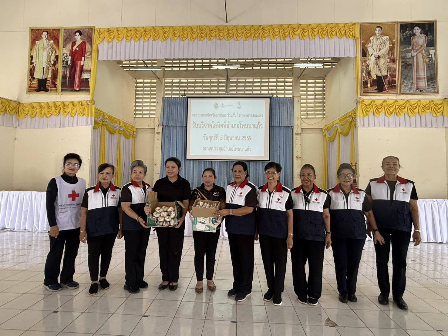 พช.โพนนาแก้ว : ร่วมขับเคลื่อนโครงการ “ไทยช่วยไทย ลดค่าครองชีพ”ในวันบริจาคโลหิต พร้อมออกโรงทานเป็นขนมปังแซนวิชให้กับผู้บริจาคโลหิต